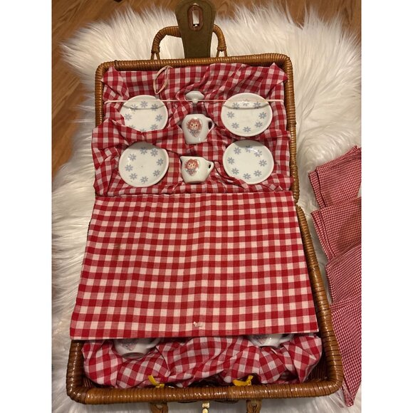 Raggedy Ann Childrens Miniature Porcelain Tea Set Wicker Picnic Basket Schylling - Picture 2 of 11